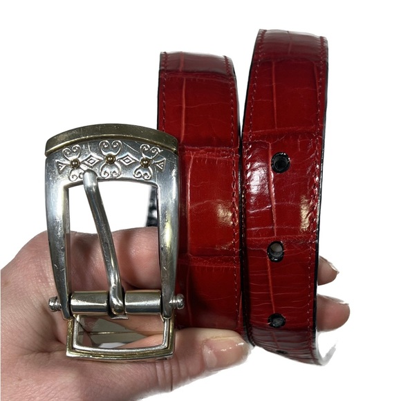 Vintage red leather belt in a faux croc or gator print with silver & gold buckle - Picture 2 of 7
